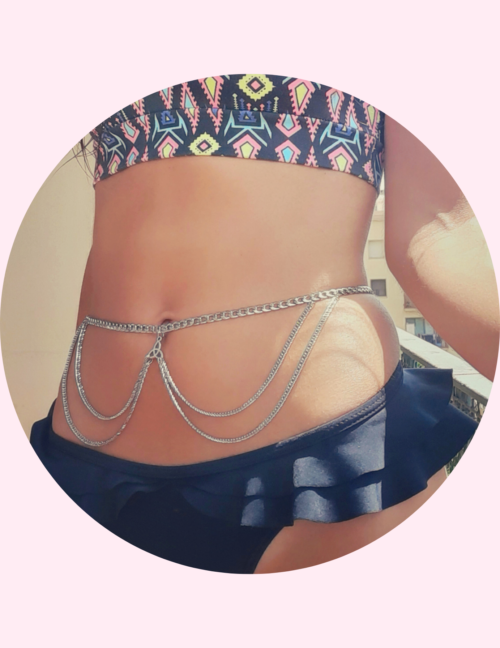 Accesorios para el cuerpo, cadenas para la cintura, body chains, ombliguera, handmade, complementos para festivales, tendencia, outfit playa, accesorios para nudismo, looks de verano, luna en leo, barcelona.