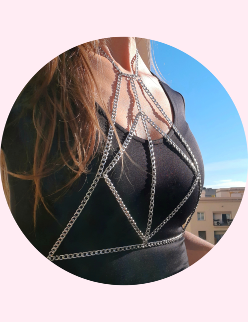 Accesorios de cadenas triangular para el cuerpo pecho luna en leo barcelona cadenas corporales