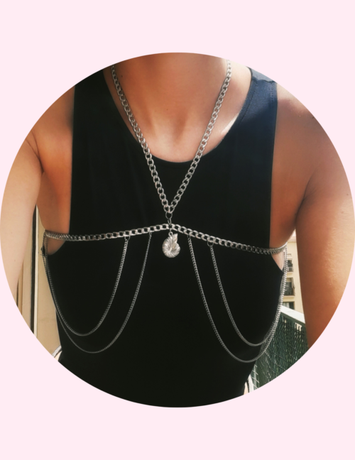 Conjunto de cadenas para el pecho y espalda, accesorios corporales, body chain, tendencia, outfit fiestas, looks para festivales, cadenas de cuerpo hechas a mano, complementos de festival, luna en leo, barcelona.
