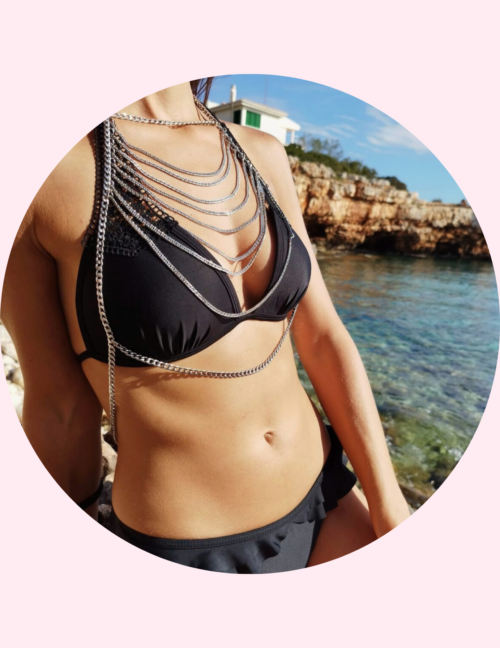 Cadenas para el pecho, cadenas de cuerpo, cadnas corporales, accesorios de festival, tendencia, moda, fashion, look de fiesta, complementos de playa, accesorios decorativos para el cuerpo, body chain, luna en leo, waterproof, barcelona.